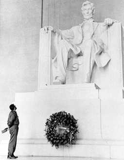 Castro viewing Lincoln Memorial